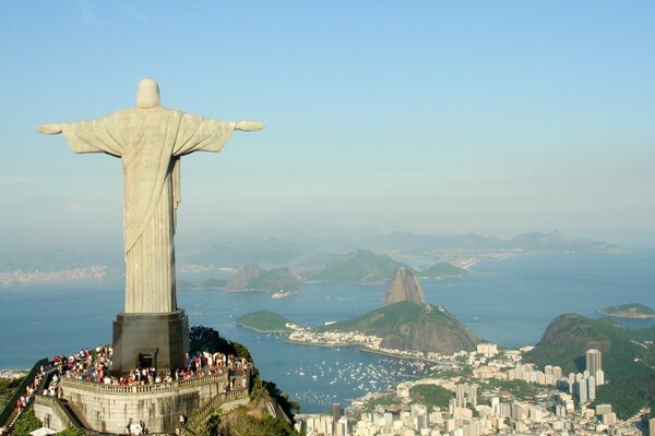 Estatua de Jesús en río de Janeiro con un panorama de la ciudad
