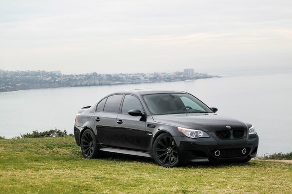 Bmw m5 elegante come la natura