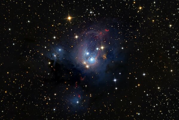 Hermosa nebulosa en el fondo del Cosmos negro y estrellas multicolores