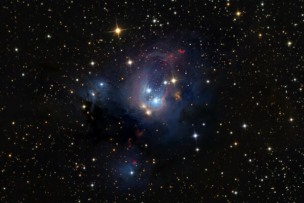 Bella nebulosa sullo sfondo del cosmo nero e stelle colorate