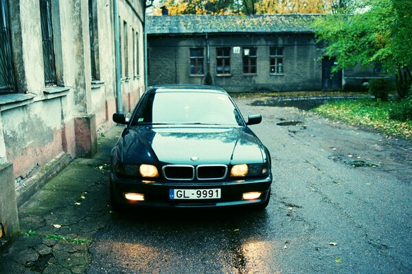 Minimalismus im Straßenverkehr und die volle Kraft des bmw 740