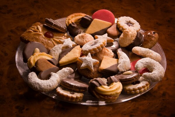 Bellissimi biscotti friabili e al cioccolato su un piatto di ferro