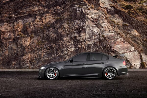 Schwarzer BMW auf einem Felsen Hintergrund