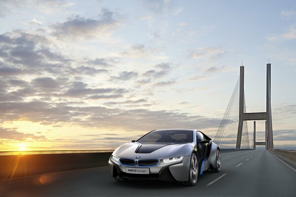 Voiture bmw sur le pont au coucher du soleil