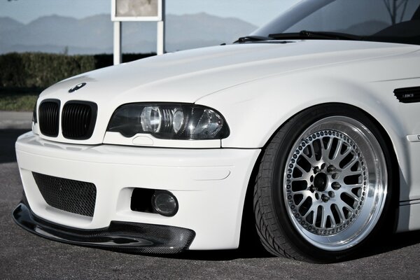 BMW blanco afinado con kit de carrocería