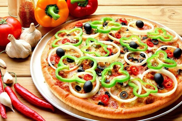 Итальянская пицца с луком и овощами