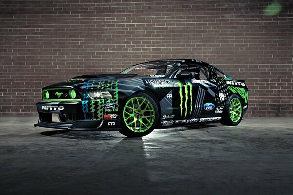 Ford Mustang con Llantas verdes contra una pared de ladrillo