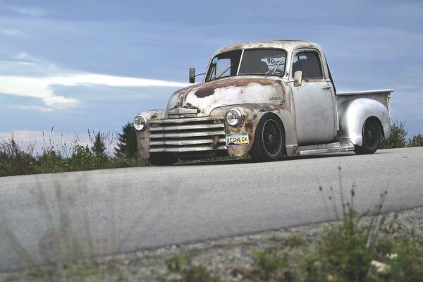 Rétro pick-up chevrolet sur la route