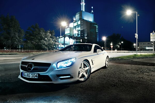 Dazzling white in the light of the night mercedes-benz sl 500