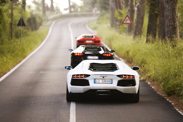 Lamborghini aventador. Straße und Geschwindigkeit