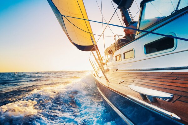 Spruzzo dell oceano dall yacht dei turisti