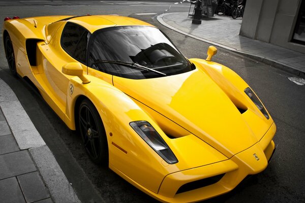 El prestigioso superdeportivo Ferrari de color amarillo