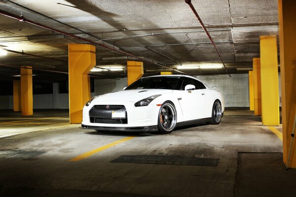 Blanco Nisan GTR en el estacionamiento