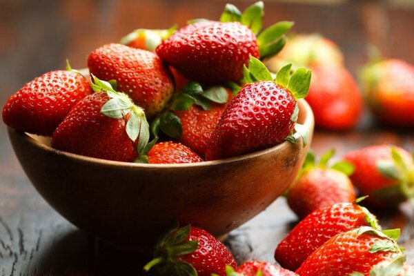 Fraises juteuses dans une assiette en argile