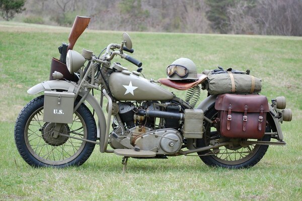 Amerykański motocykl z czasów II wojny światowej na tle łąki