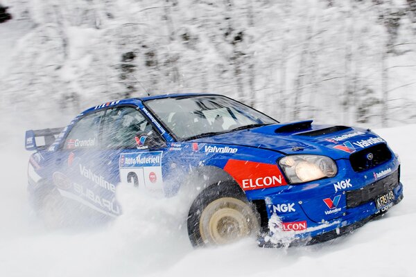 Niebieski sportowy Subaru w śnieżnym PYLE