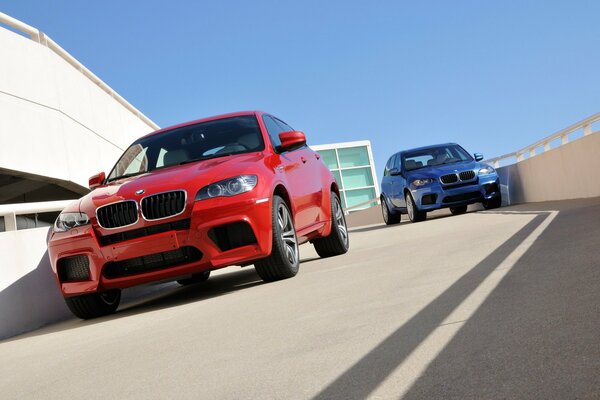 Czerwony i niebieski samochód marki BMW