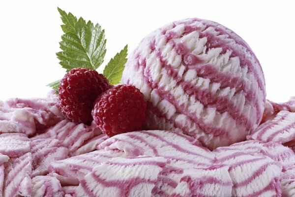 Eiscreme mit Himbeeren und Minze und Milch