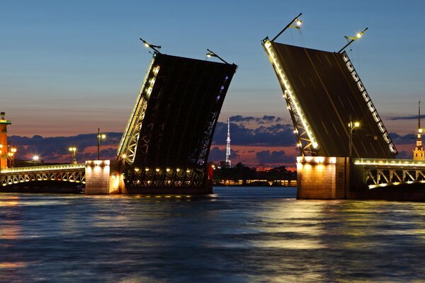 Grand pont-levis à Saint-Pétersbourg