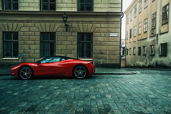 Une élégante Ferrari 458 dans les rues de sa patrie