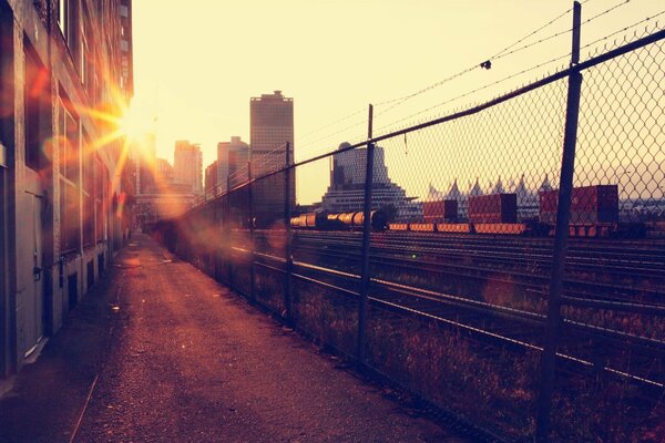 El sol sale sobre los edificios y el ferrocarril