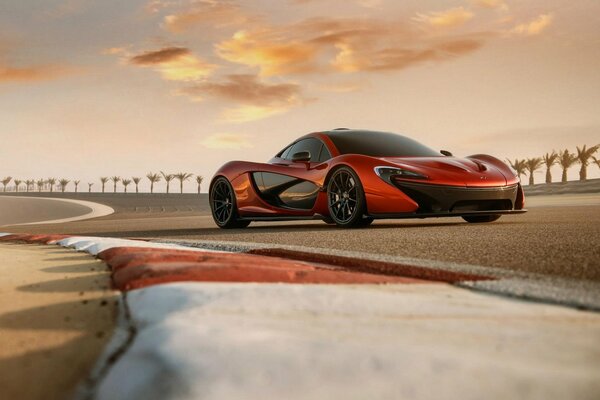 Hermoso McLaren en la pista con un fondo de palmeras