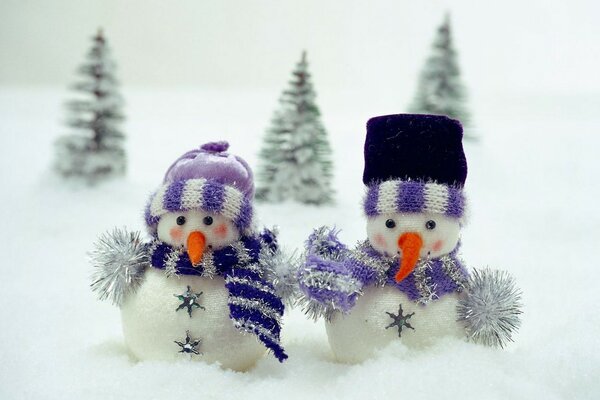 Снеговики надели теплые шарфики зимой