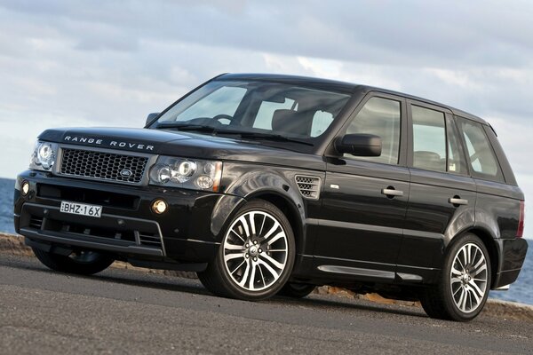 Black range rover car