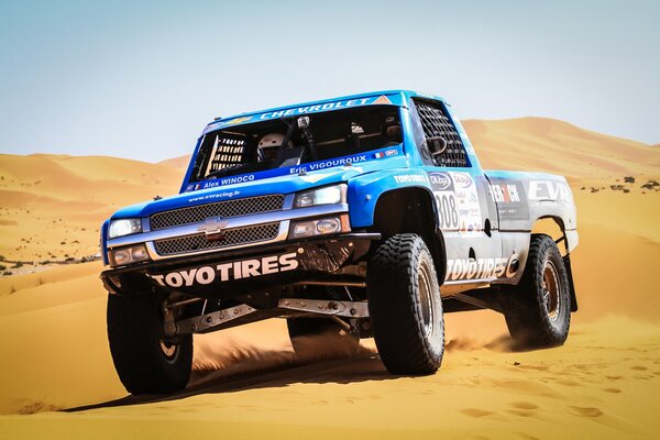 Samochód wyścigowy na zawodach na piaszczystej pustyni