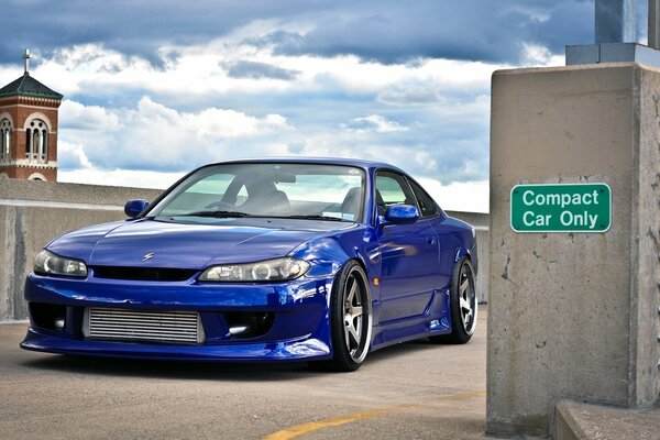 Azul Nissan Silvia en el estacionamiento