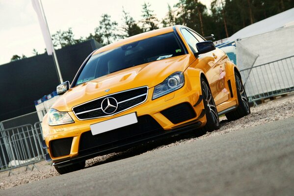 Gelber Mercedes amg abgestimmt