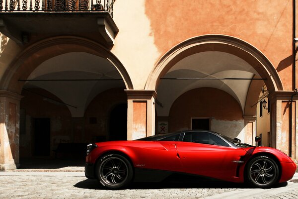 Supercar Pagani huira devant la maison aux arches