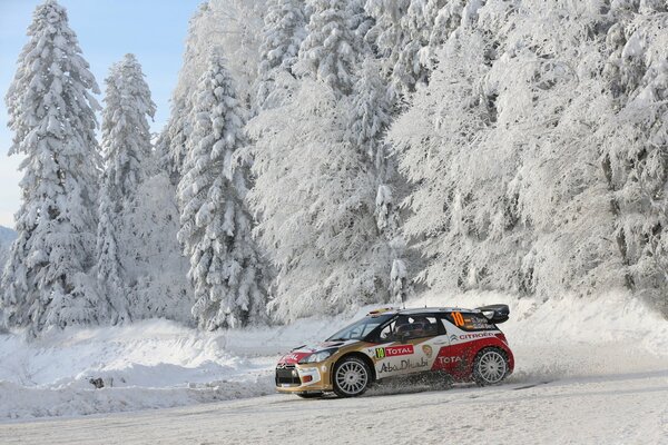 Auto auf auf einer Rallye auf einer verschneiten Strecke