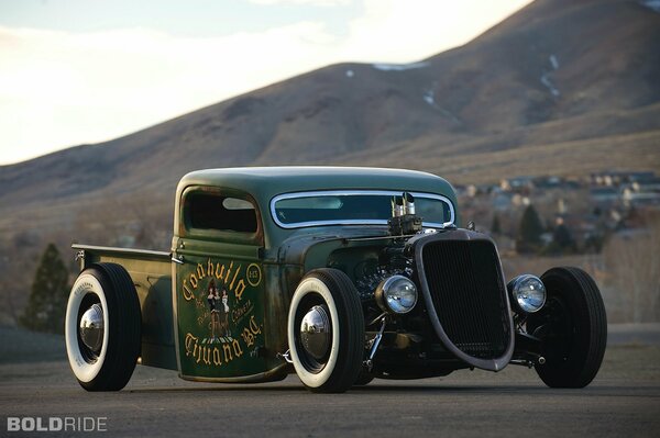 Rare Ford avec moteur 8 cylindres