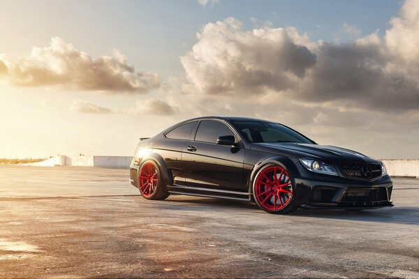 Mercedes C63 black series au coucher du soleil