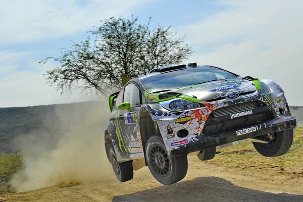 El coche de Ford del juego de carreras da el salto al Rally