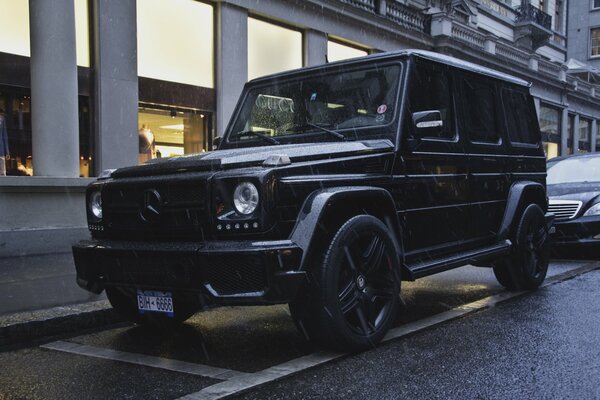 Gelendwagen noir sur le parking du restaurant