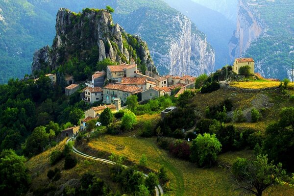 Pueblos en las montañas en Francia casas de ladrillo