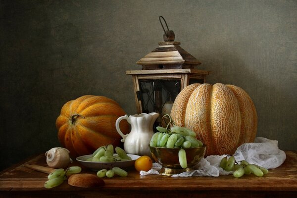 Nature morte avec des citrouilles et des raisins sur la table