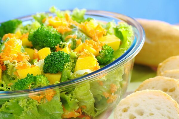 Salade de brocoli et de feuilles avec du pain