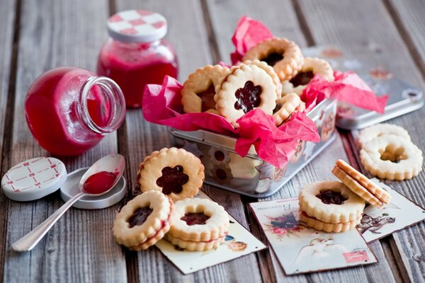 Biscotti con marmellata in un barattolo di decorazione