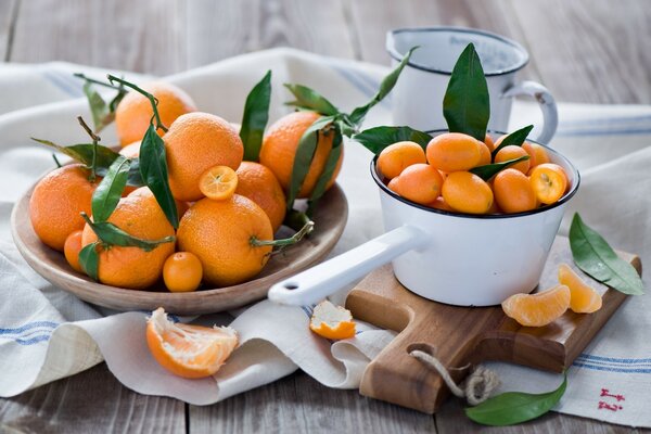 Tangerines with green leaves in plates