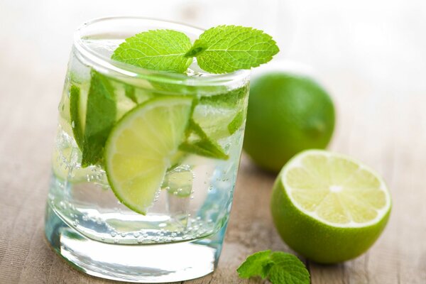 Mojito dans un verre sur fond de limes