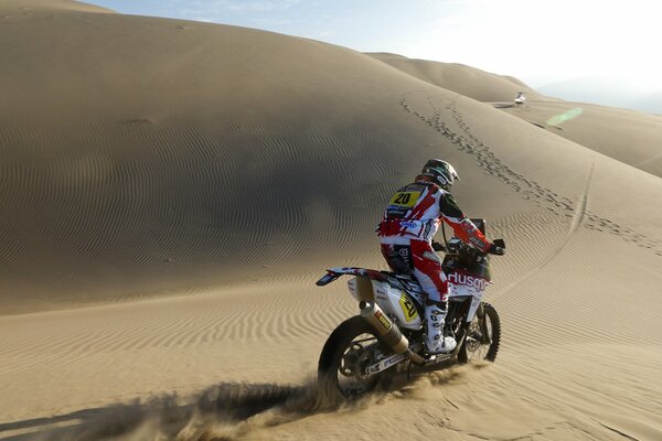 Ein Motorradfahrer. Motorrad im Sand