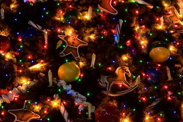 Luces, juguetes en el árbol de Navidad