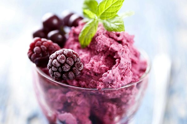 Dessert mit Beeren und Blättern in der Dekoration