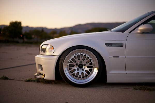 Low landing of a white autoland rover