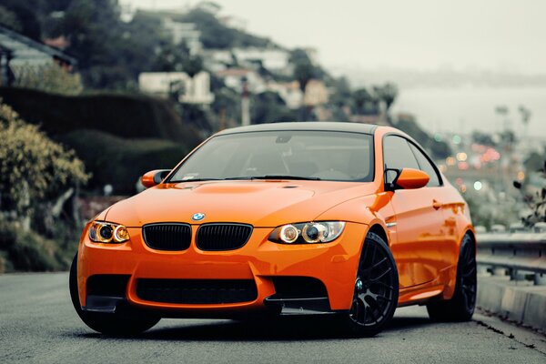 BMW elegante di colore dell arancia succosa