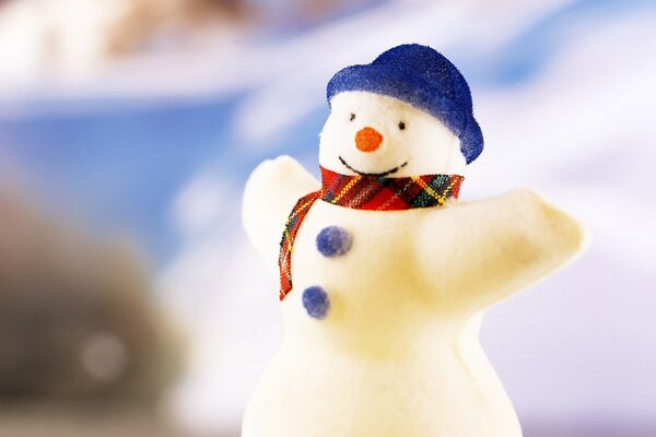 Bonhomme de neige dans un chapeau bleu avec les bras ouverts