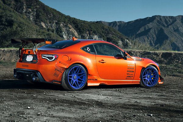 Toyota Tuning con ruedas azules